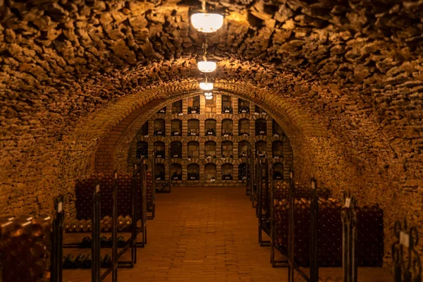 Μπουκάλια Κρασιού Στο Κελάρι Αρχείων Ezerjo Ουγγαρία — Φωτογραφία Αρχείου