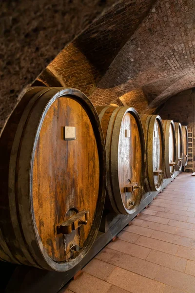 Thallern şarap mahzeninde, Viyana yakınlarında Gumpoldskirchen, Aşağı Avusturya, Avusturya