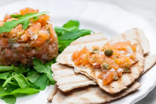 Tartare Salmone Con Pane Arabo — Foto Stock