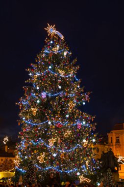 Çek Cumhuriyeti Prag 'daki Old Town Square' de Noel ağacı