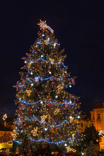 Χριστουγεννιάτικο Δέντρο Στην Πλατεία Της Παλιάς Πόλης Στην Πράγα Τσεχία — Φωτογραφία Αρχείου