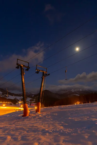 Donovaly Slovakya Kayak Merkezinde Akşam Kayağı — Stok fotoğraf