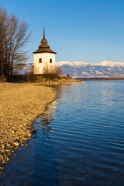 Iglesia Virgen María Havranok Lago Liptovska Mara Distrito Liptovsky Mikulas —  Fotos de Stock