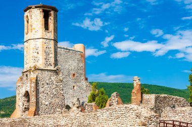 Eğer, Macaristan yakınlarındaki Kisnana Kalesi