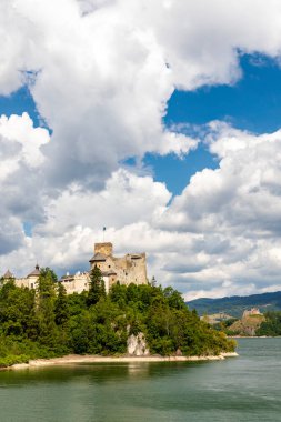 Polonya 'nın Pieniny kentindeki Czorsztyn Gölü üzerindeki Niedzica kalesi