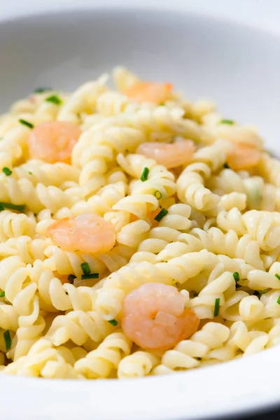 Makaron Fusilli Krewetkami Szczypiorkiem — Zdjęcie stockowe