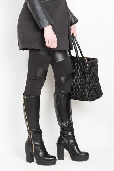 Modieuze Zwarte Laarzen Met Een Handtas — Stockfoto