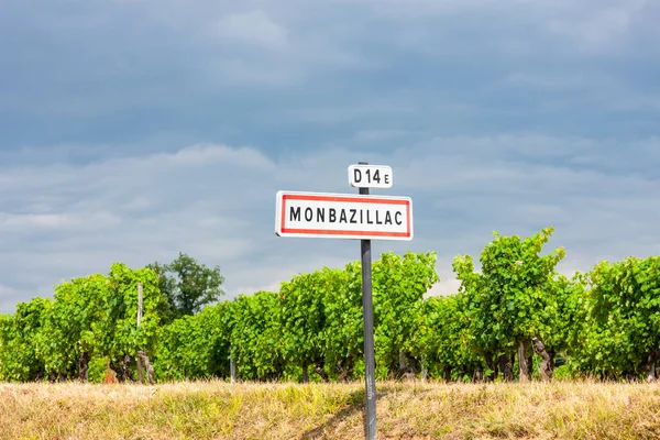 Знак Въезд Монбазийак Франция — стоковое фото