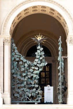 Demirden yapılmış ızgara sarmaşıkları, cevizleri, Hungary 'yi gösteriyor.