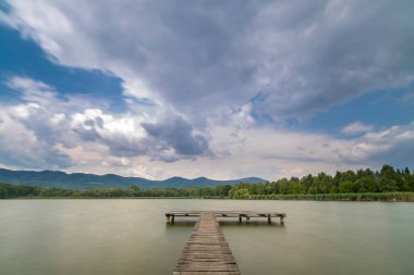 Macar Jenoi-to göletindeki iskele.