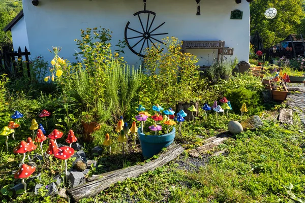 Trädgård Dekorerad Med Keramik Holloko Region Norra Ungern — Stockfoto