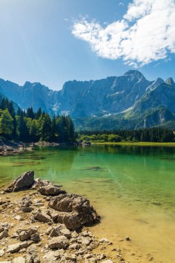 İtalya Tarvisio yakınlarında Lago di Fusine Üstünlüğü
