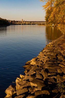 Avusturya 'nın Wachau bölgesindeki Tuna Nehri ve Krem kasabasının sonbahar manzarası