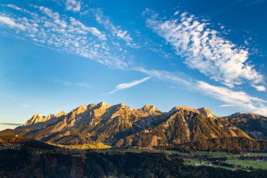 Avusturya 'da Dachstein Massif' in sonbahar manzarası