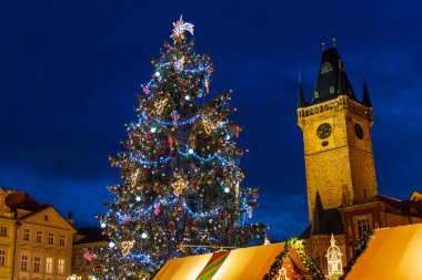 Çek Cumhuriyeti Prag 'daki Old Town Square' de Noel ağacı