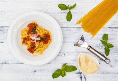 Domates soslu ve fesleğenli spagetti ile hayat