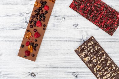 Değişik meyveli çikolatalı natürmort.