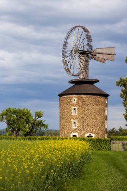Hollanda tipi yel değirmeni Ruprechtov, Güney Moravya, Çek Cumhuriyeti 'nde eşsiz bir Halladay türbinine sahip