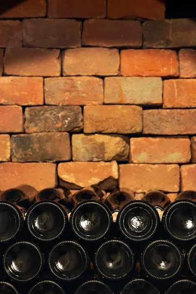 Güney Moravya Çek Cumhuriyeti şarap mahzeninde istiflenmiş şarap şişeleri alanı