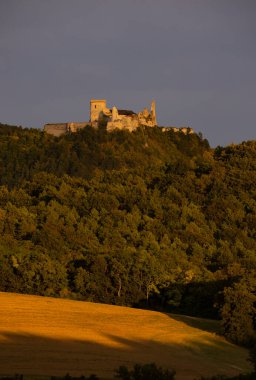 Batı Slovakya 'da Cachtice harabeleri