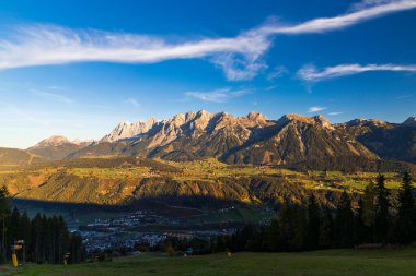 Avusturya 'da Dachstein Massif' in sonbahar manzarası