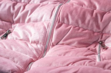 Pembe Yang kızının şık ceketi.