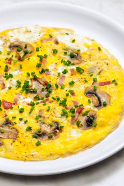 Mantarlı yumurta omleti ve pastırma.