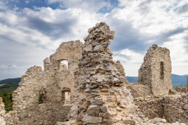 Hrusov Kalesi, Zlate Moravce Bölgesi, Nitra Bölgesi, Slovakya