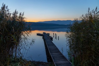 Kuzey Macaristan, Diosjeno yakınlarındaki Jenoi göletindeki iskelede balıkçı teknesi.