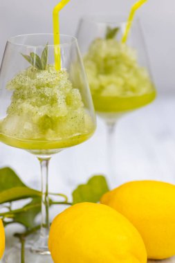 Limonlu nane şerbeti ile hayat