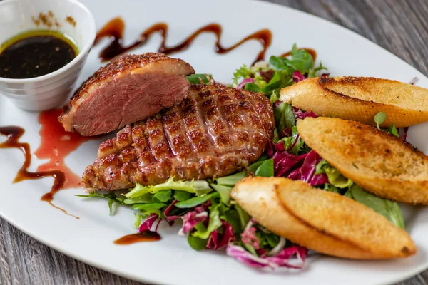 Pechuga Pato Parrilla Con Salsa Miel Ensalada — Foto de Stock