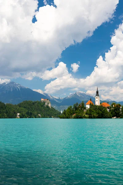 スロベニアの山々に囲まれた湖 — ストック写真