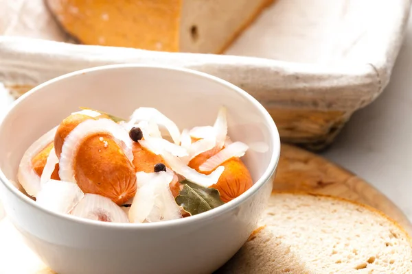 Hausgemachte Eingelegte Würstchen Mit Zwiebeln Und Brot — Stockfoto