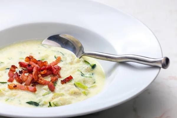 Zucchini Suppe Mit Gebratenem Speck — Stockfoto