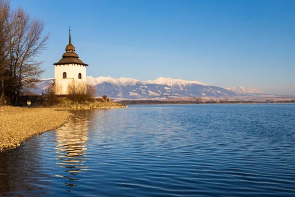 Iglesia Virgen María Havranok Lago Liptovska Mara Distrito Liptovsky Mikulas —  Fotos de Stock