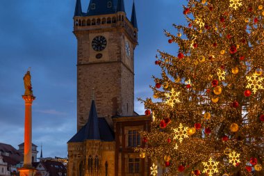 Alacakaranlıkta Çek Cumhuriyeti Prag 'daki Eski Belediye Binası' nı aydınlatan ışık ve süslemeli Noel ağacı