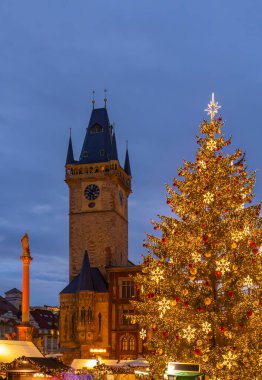 Çek Cumhuriyeti 'nin Prag kentindeki Old Town Meydanı' nı aydınlatan büyük süslemeli Noel ağacı, alacakaranlıkta