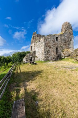Çek Cumhuriyeti 'nin Primda kentindeki bir tepede duran ortaçağ şatosu güneş ışığıyla yıkandı.