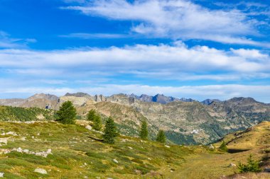 Piedmont 'taki görkemli İtalyan Alpleri manzarası Vinadio yakınlarındaki doğanın güzelliğini gözler önüne seriyor.