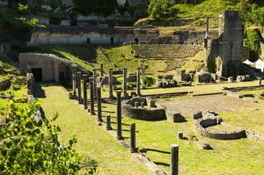 İtalya 'nın Volterra kentindeki Roma Tiyatrosu' nun kalıntılarının manzarasında ayakta duran sütunlar ve çimenlik alanlar yer alıyor.