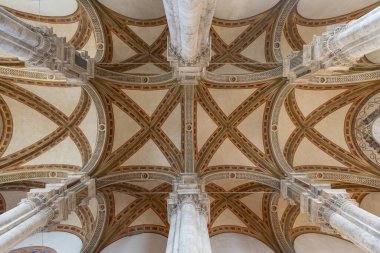 Pienza, Toskana 'daki Duomo' nun içindeki dekore edilmiş tavan ve destek sütunlarının görüntüsü