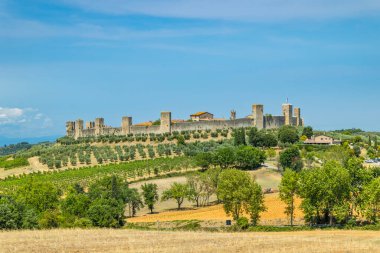 Monteriggioni ortaçağ duvarlarının manzarası yazın Toskana manzarası üzerinde yükseliyor, İtalya