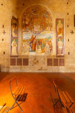 Meryem 'in aziz ve havarilerle birlikte Monteriggioni, Toskana' daki Santa Maria Assunta Kilisesi 'nde yer aldığını gösteren güzel bir fresk.