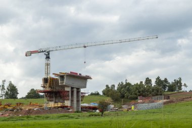 Bernartice, Çek Cumhuriyeti 'nde vinç, resmi yapı ve iskeleli bir otoyol köprüsü inşaatı