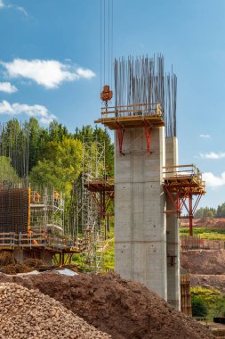 İnşaat işçileri, Çek Cumhuriyeti, Bernartice yakınlarındaki D11 'de bir köprünün beton sütunlarını inşa ediyorlar.