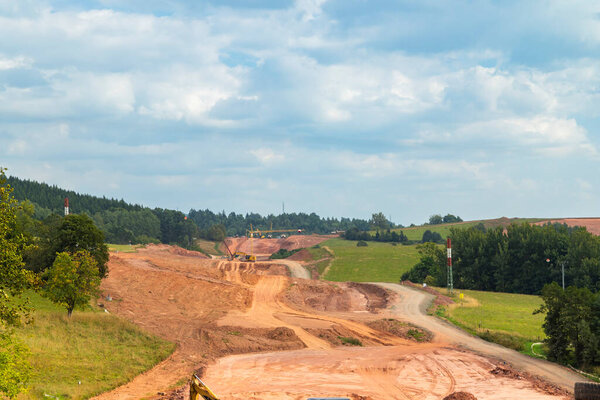 Строительная площадка новой автомагистрали d11 возле Злата Олеснице в Чешской республике, с экскаваторами, выравнивающими землю