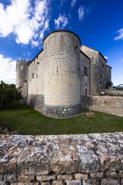 Ortaçağ Şatosu Mont Saint Jean, mavi gökyüzüne karşı etkileyici silindirik kulesini sergiliyor.