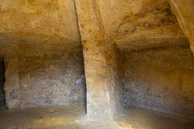 Kubbenin tepesinden içeri giren güneş ışığı Carmona, Seville, Endülüs, İspanya 'daki bir tholos mezarının içini aydınlatır.