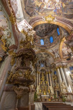 Mala Strana, Prag, Çek Cumhuriyeti 'ndeki görkemli St. Nicholas Kilisesi' nin içindeki naf ve sunağın geniş açılı görüntüsü
