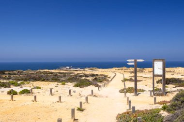 Zambujeira do Mar, Odemira, Portekiz 'deki Atlantik Okyanusu üzerinde bir izleme platformuna giden yol.